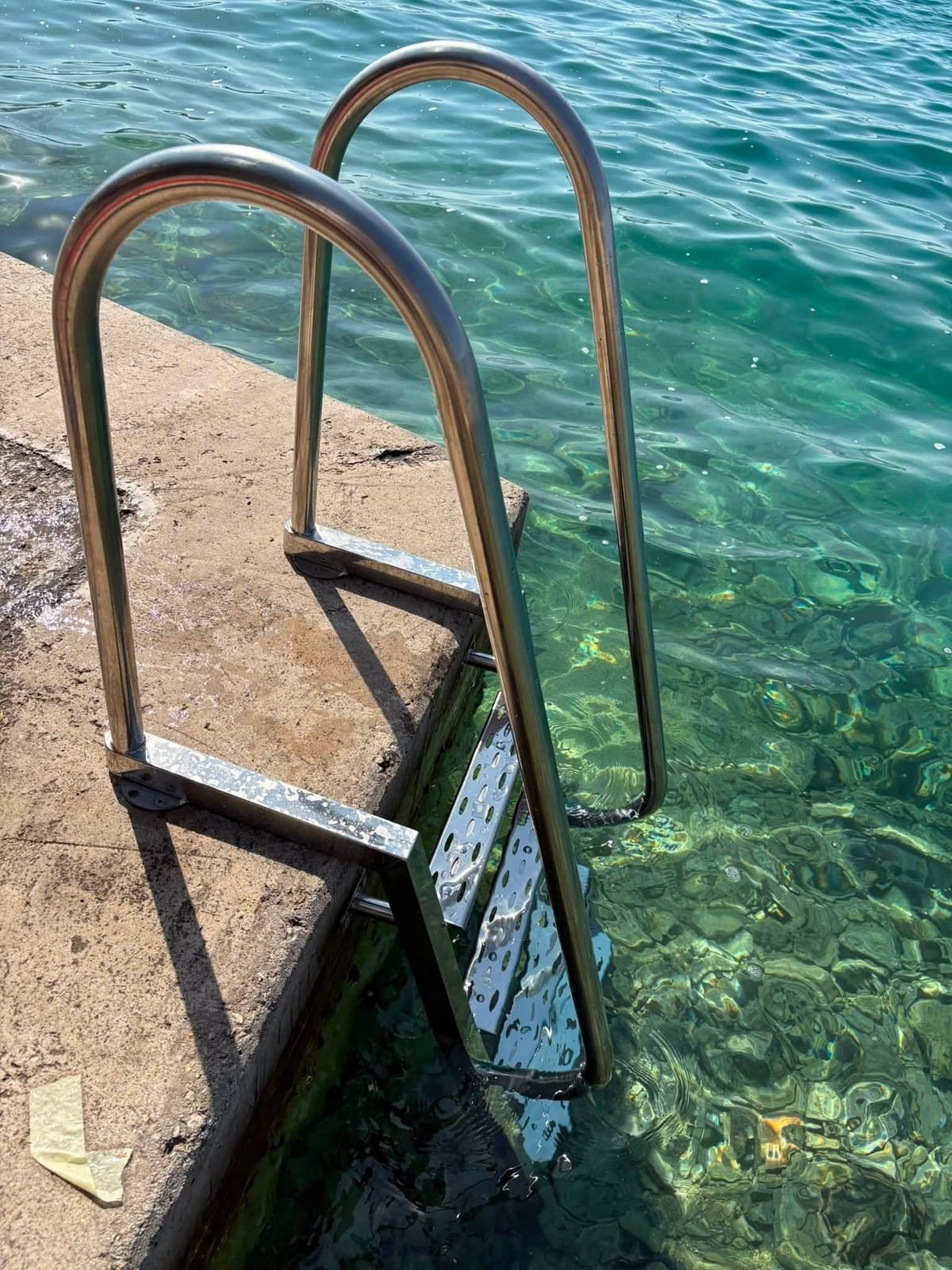 Inox ljestve za ulaz u more iz drugog kuta, stepenica vidljiva ispod površine
