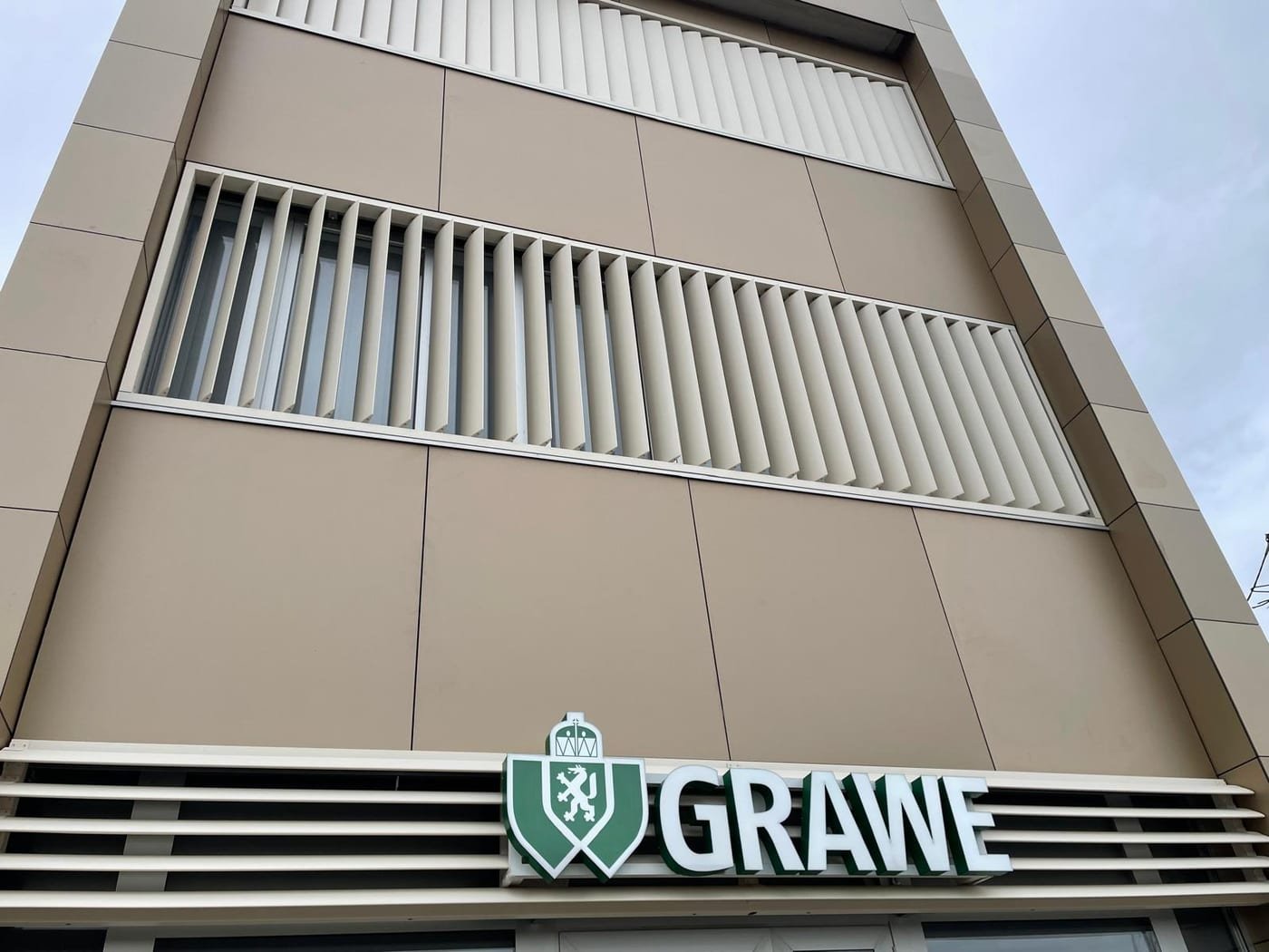 Brise-soleil od aluminijskih lamela na poslovnoj zgradi